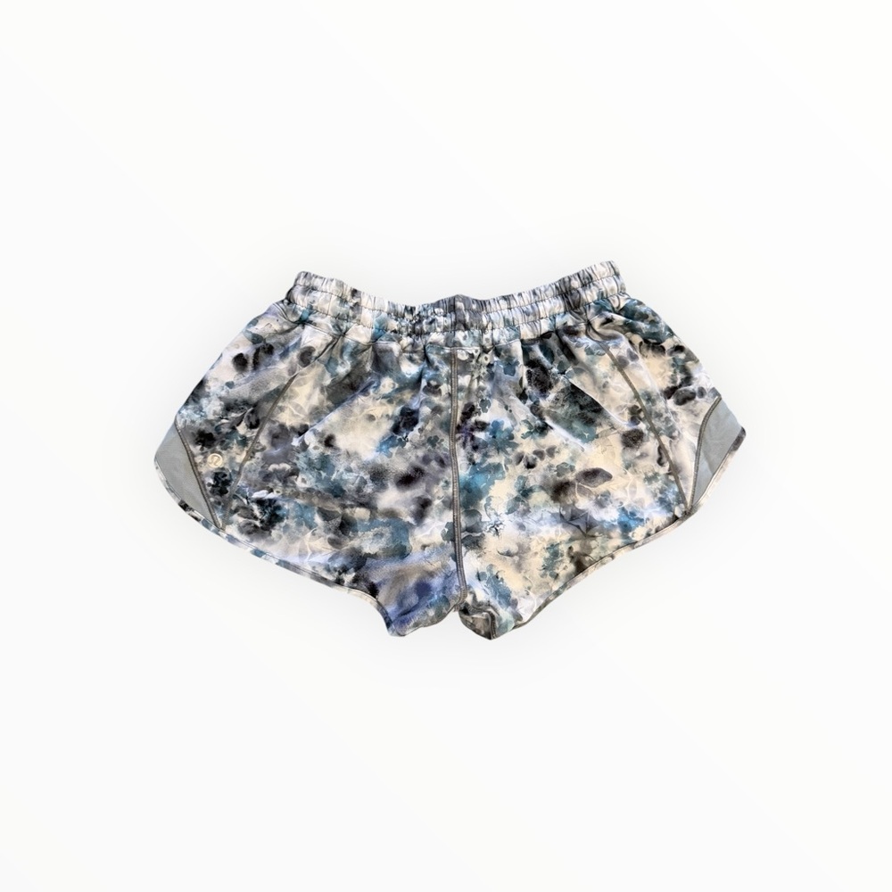 Lululemon Hotty Hot 2.5” Shorts Size 4 Blue Watercolor Print